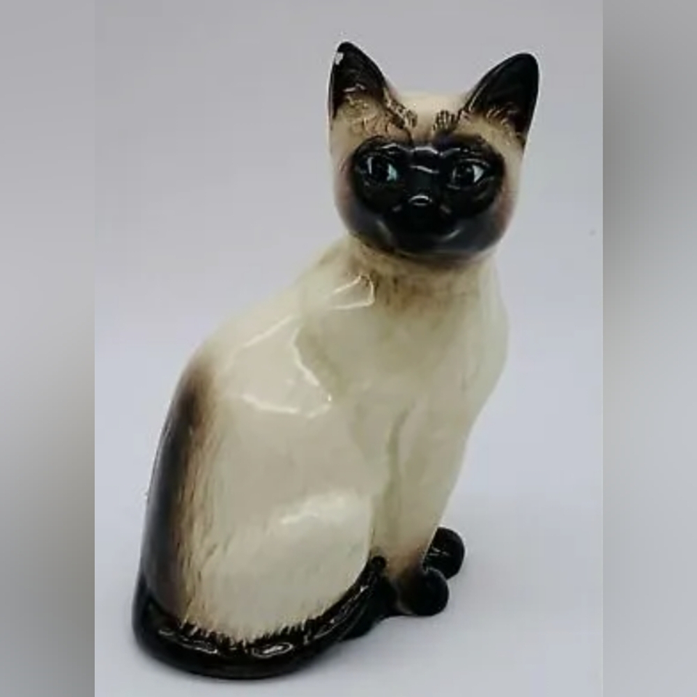 BESWICK ENGLAND 1887* Siamese Cat figurine porcelain sitting position